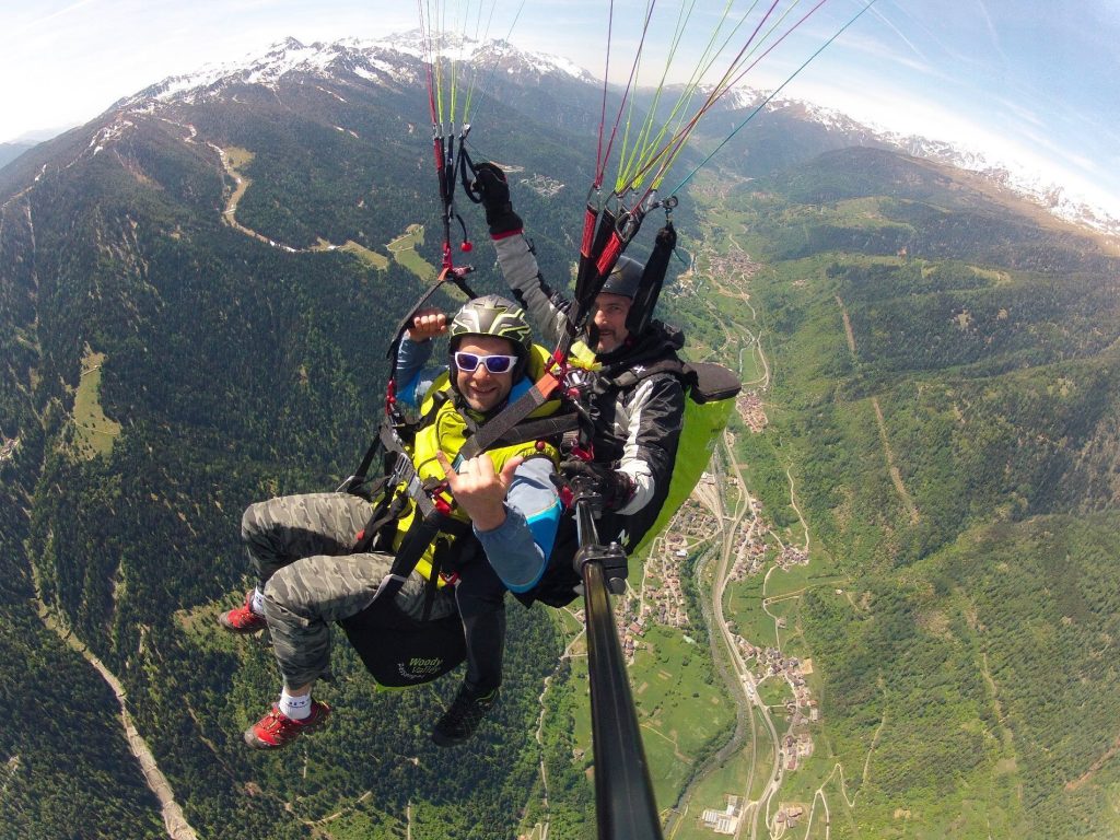 Volo di un parapendio biposto sulle Dolomiti, in Trentino