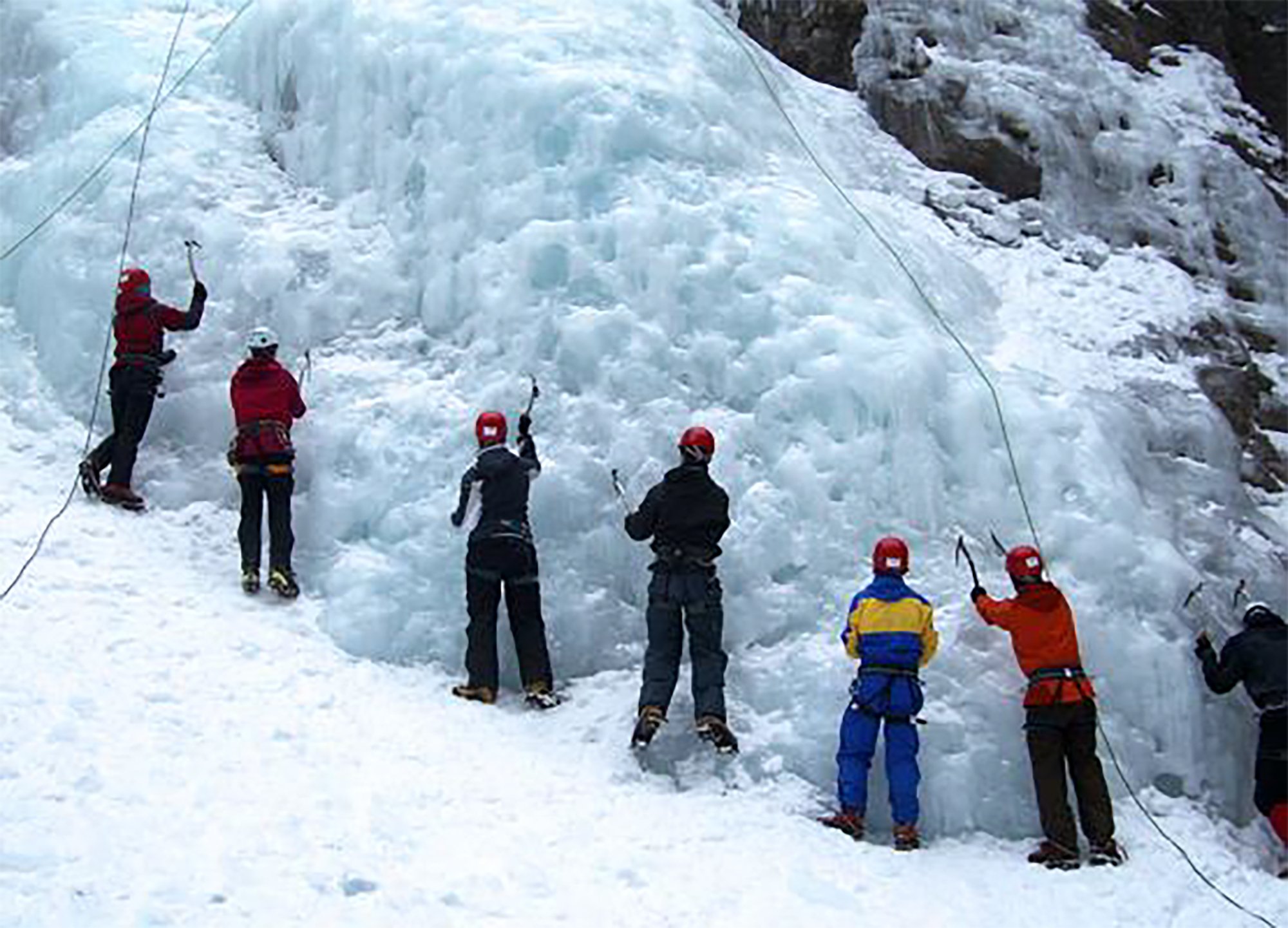 Arrampicata su cascate di ghiaccio in team building